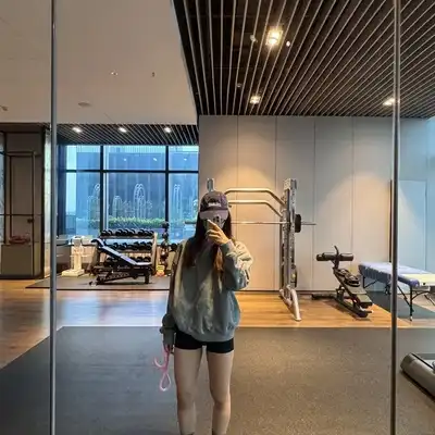 万彤